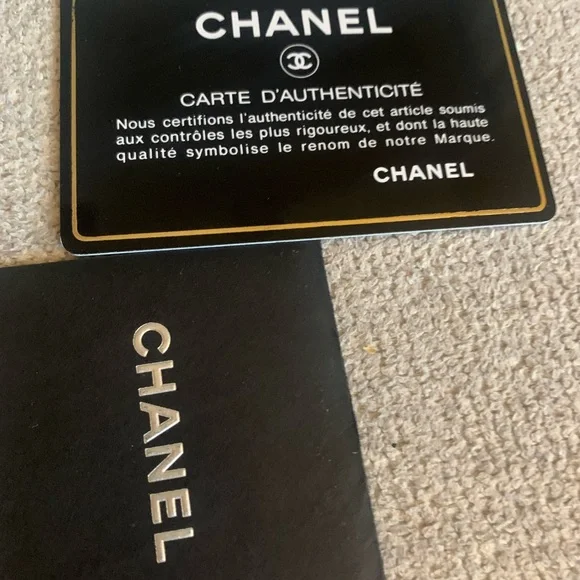 Pre owned light pink  Chanel zip wallet.  Great condition - Picture 3 of 11